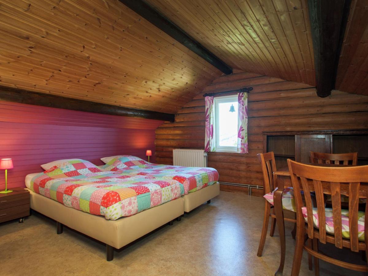 פרנקורשנס Open Wooden Chalet Built Against A Hill מראה חיצוני תמונה